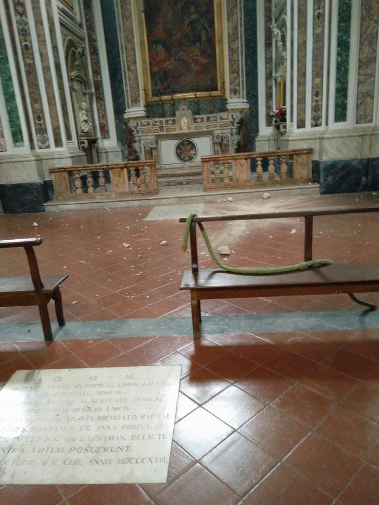 Napoli: cadono calcinacci nella Basilica Santa Maria degli Angeli