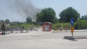 Incendio a Ponticelli: fumo da un campo Rom
