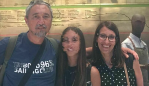 Accoltella la moglie e la figlia