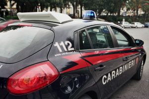 49enne picchia moglie e figli e li sequestra in casa, arrestato