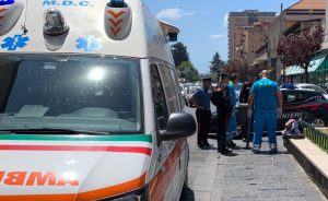 Donna precipita dal secondo piano