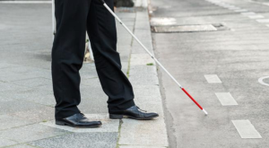 Finto cieco scoperto per aver guardato il 'lato B' di una donna