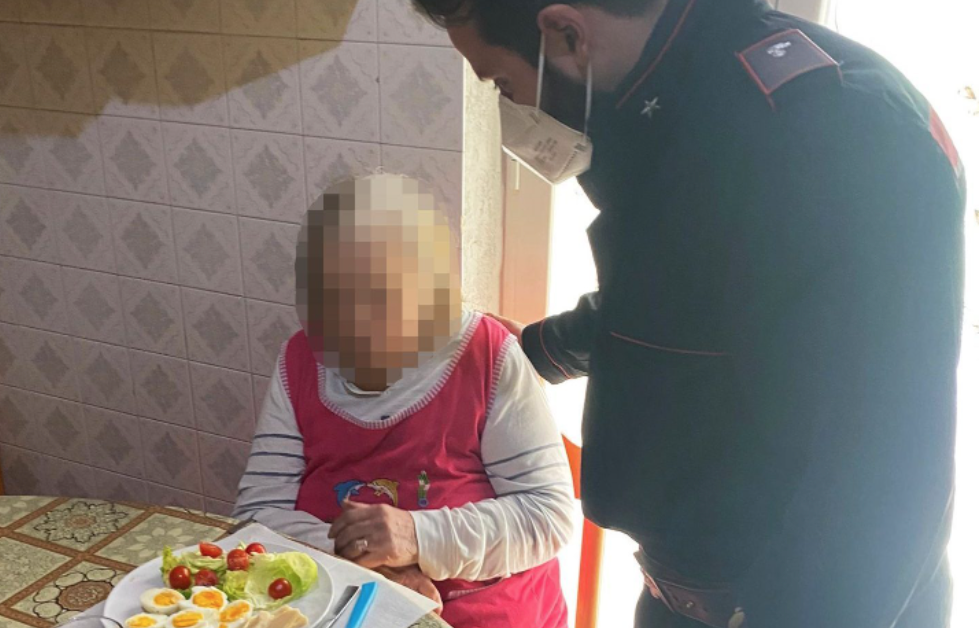 I carabinieri aiutano un'anziana sola ad Afragola