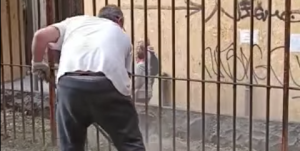 Paolo il parcheggiatore abusivo