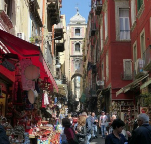 Napoli: rapina choc contro una turista ai Decumani
