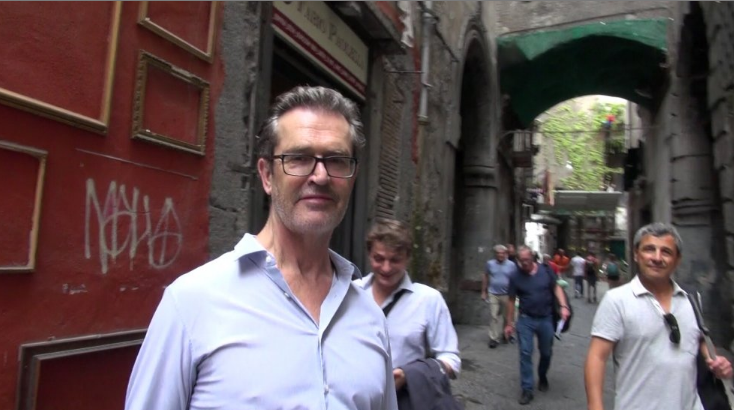 Rupert Everett in giro per Napoli: "Me ne sono innamorato"