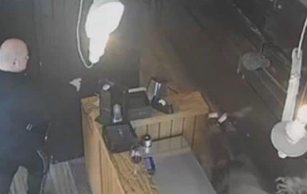 paura locale Pesaro cliente spara