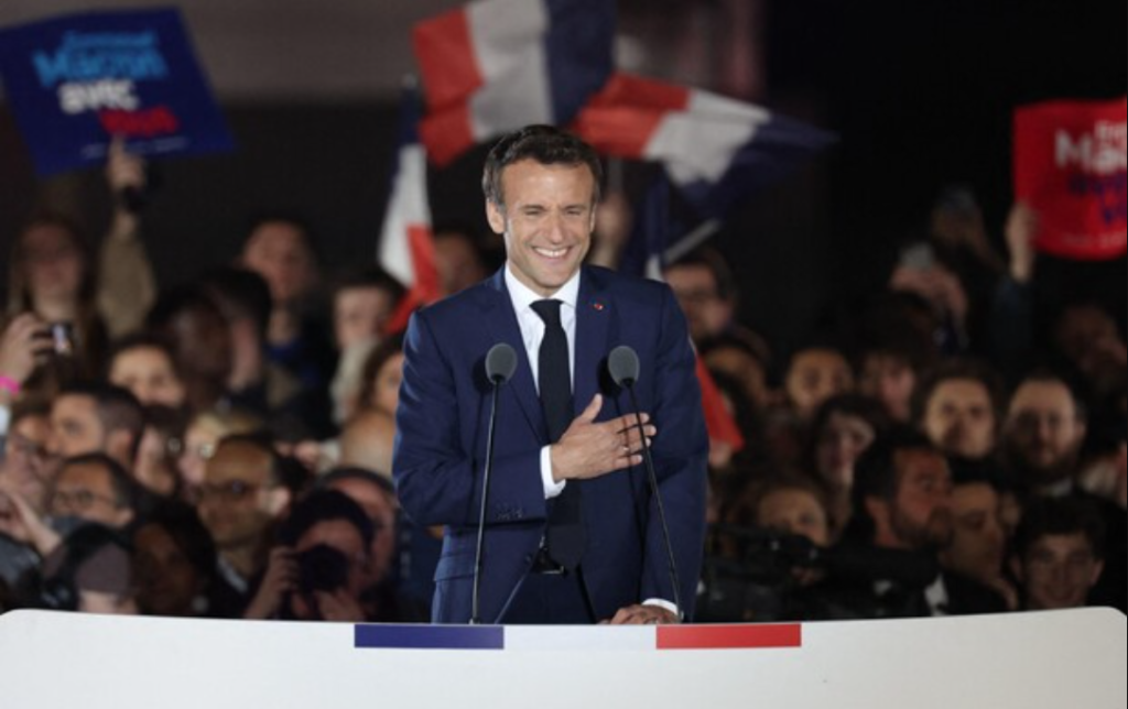 Emmanuel Macron è stato rieletto all'Eliseo con il 58,2% dei voti, secondo un exit poll della tv pubblica France 2. Marine Le Pen è al 41,8%. Macron è stato rieletto anche secondo gli altri exit poll, che oscillano fino a un minimo del 57,6%. A 44 anni è il 9/o presidente della Quinta Repubblica, il primo rieletto dopo Jacques Chirac, che nel 2002 sconfisse al ballottaggio il padre di Marine Le Pen, Jean-Marie Le Pen, fondatore del Front National. Accolto da migliaia di sostenitori. L'inno alla Gioia di Beethoven - l'inno dell'Europa unita - risuona sotto alla Tour Eiffel all'arrivo di Emmanuel Macron dopo la sua seconda vittoria all'Eliseo. Macron cammina mano nella mano assieme alla moglie Brigitte. Macron scelse l'inno europeo anche dopo la vittoria del 2017. Macron ha promesso "una nuova era" in Francia che non sarà "il proseguimento dei 5 anni che si chiudono": "Nessuno sarà lasciato indietro, dovremo rispondere alla rabbia del Paese", ha promesso Macron, affermando di sperare che si possa "vivere più felici in Francia". Macron ha auspicato anche "l'invenzione collettiva di un nuovo metodo per 5 anni migliori al servizio del nostro Paese, dei nostri giovani". Il presidente della Repubblica rieletto ha reso omaggio all'inizio del suo discorso davanti ai militanti riuniti sotto la Tour Eiffel, a chi lo ha "votato non perché condivide le mie idee - ha detto - ma per sbarrare la strada all'estrema destra. Sarò debitore per questo voto nei prossimi anni". "C'è molto da fare. La guerra in Ucraina ci ricorda che stiamo attraversando tempi tragici in cui la Francia deve mostrare la chiarezza della sua voce, e costruire la sua forza in tutti i campi. E noi lo faremo". AGENZIA ANSA Ecco il Macron 2.0, ma il difficile viene adesso - Politica Rebus maggioranza, cruciali elezioni giugno. Agguato Mélenchon (ANSA) L'annuncio della vittoria. Boato di gioia in un tripudio di bandiere francesi ed europee allo Champ-de-Mars, sotto alla Tour Eiffel, all'annuncio della vittoria di Emmanuel Macron contro la candidata nazionalista Marine Le Pen nella corsa all'Eliseo del 2022. AI piedi del celebre monumento parigino, oltre a tanti militanti pro-Macron, tre suoi ministri, Clément Beaune (Affari europei), Eric Dupont-Moretti (Giustizia) e Jean-Yves Le Drian (Affari Esteri). "Sconfitta? No, questa è una forma di speranza. L'aspirazione al cambiamento non può essere ignorata". Lo ha detto Marine Le Pen nel suo discorso dopo il voto che ha riconfermato Emmanuel Macron all'Eliseo, definendo il suo risultato elettorale come una "vittoria eclatante". "La vittoria da parte di Emmanuel Macron nelle elezioni presidenziali francesi è una splendida notizia per tutta l'Europa. Italia e Francia sono impegnate fianco a fianco, insieme a tutti gli altri partner, per la costruzione di un'Unione Europea più forte, più coesa, più giusta, capace di essere protagonista nel superare le grandi sfide dei nostri tempi, a partire dalla guerra in Ucraina.Al Presidente Macron vanno le più sentite congratulazioni del Governo italiano e mie personali". Lo afferma il premier Mario Draghi. LA DIRETTA DA BFM TV Nonostante la scommessa persa per una seconda volta di battere Emmanuel Macron nella corsa all'Eliseo, Marine Le Pen ha portato l'estrema destra francese ad un livello mai così alto dall'inizio della Quinta Repubblica francese nel 1958. "Con oltre il 43% dei voti, il risultato di questa sera è di per sé stesso una eclatante vittoria", ha dichiarato Le Pen, riconoscendo la sconfitta ma assicurando che "continuerà il suo impegno per la Francia e i francesi". E' stata del 63,23% l'affluenza registrata alle ore 17 nel voto per il ballottaggio delle presidenziali in Francia tra Emmanuel Macron e Marine Le Pen. Si tratta di oltre oltre due punti in meno rispetto al 2017: è quanto riferisce il ministero dell'Interno della Francia.