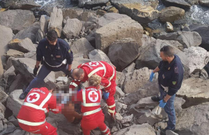 bambino cade scogliera augusta