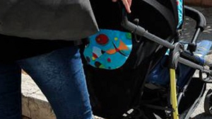 Tenta di rubare bimba passeggino