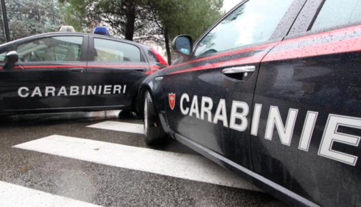 Caserta, si stufa dell’attesa al bar e spara in aria: finto carabiniere finisce nei guai