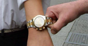Scippatore morde la vittima e ruba orologio da 5mila euro