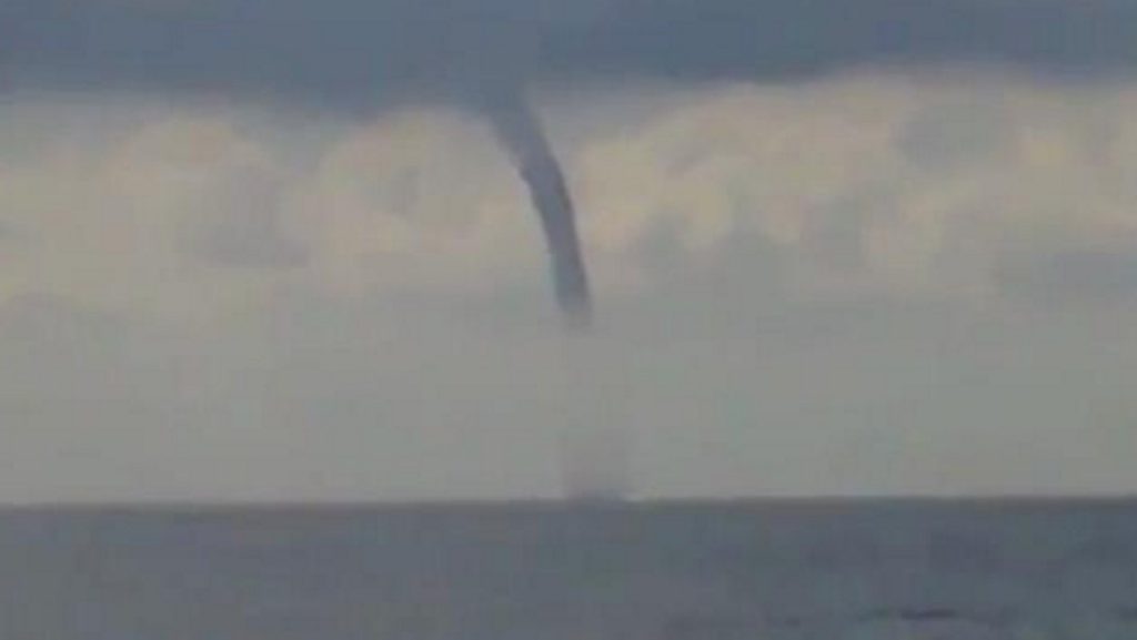 Tromba d'aria nel golfo di Napoli