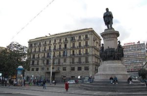 Scippo a Napoli, trascina donna incinta per terra