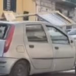 Uomo ruba palina della fermata del bus