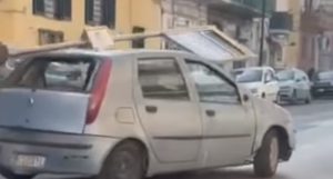 Uomo ruba palina della fermata del bus