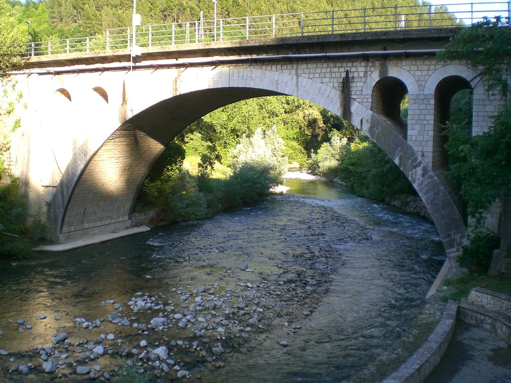 Chiazze marroni sul fiume Sele, scatta l'allarme