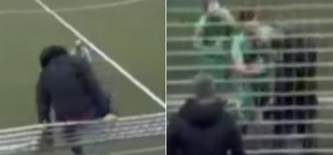 Tifoso scavalca e picchia calciatore