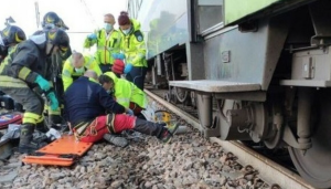 Uomo incastrato tra i binari della stazione di Aversa
