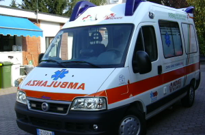 Dramma nel napoletano: donna inciampa in strada, è grave