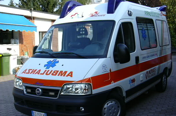 Dramma nel napoletano: donna inciampa in strada, è grave