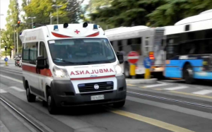 Incidente nel napoletano, auto si ribalta in strada