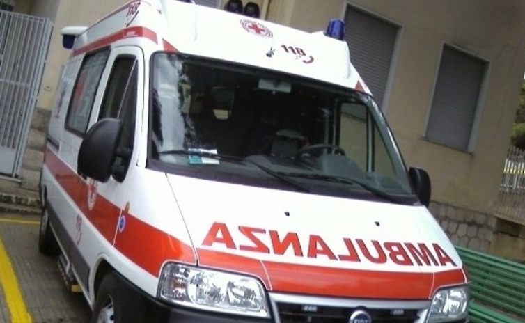 Accoltellati mentre andavano in spiaggia, gravi due ragazzi