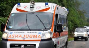 Dramma a Napoli, paziente Covid bloccato in ambulanza per ore muore: “Non ci sono posti”