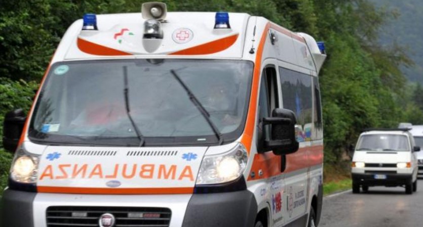 Dramma a Napoli, paziente Covid bloccato in ambulanza per ore muore: “Non ci sono posti”