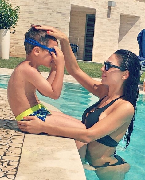 Anna Tatangelo: una super mamma sexy