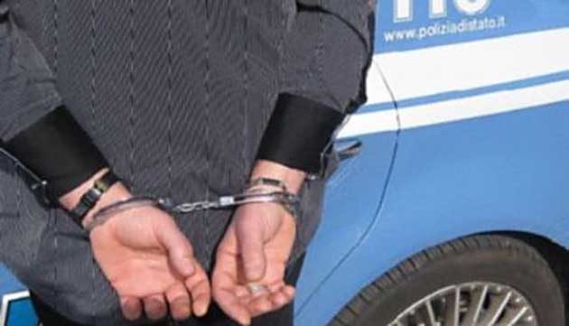 Uomo arrestato perché spacciava in casa e nascondeva la droga nell'aspirapolvere