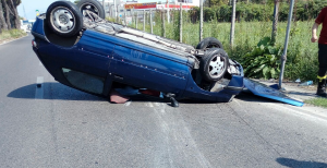 Auto capovolta sulla circumvallazione di Napoli, giallo sulle cause