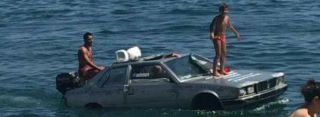 Lido Mappatella a Napoli, spunta l'auto galleggiante