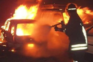 auto in fiamme napoli