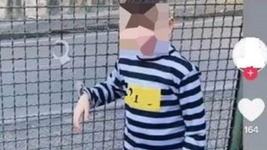 bambino ammanettato tik tok