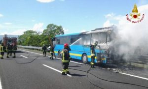 bus in fiamme sulla superstrada sora