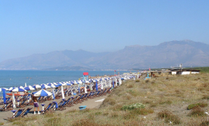 Si masturba davanti ad un bambino in spiaggia, ambulante malmenato