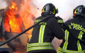 Incendio in un appartemento a Napoli, polizia evacua l'edificio