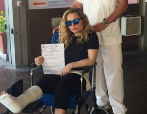 Lisa Fusco ci ricasca, frattura del piede per la subrettina