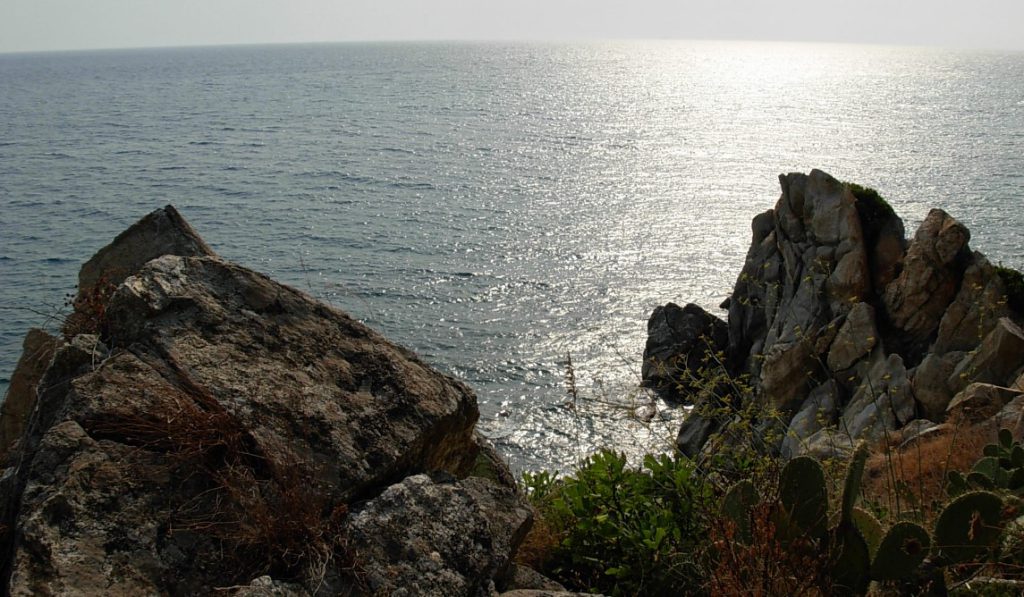 Bagnante finisce sugli scogli dopo un tuffo a mare