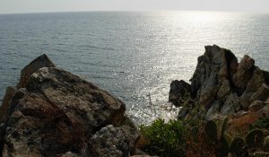 Bagnante finisce sugli scogli dopo un tuffo a mare