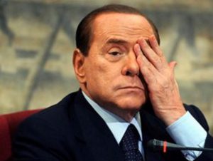 Silvio Berlusconi esce dalla sala operatoria