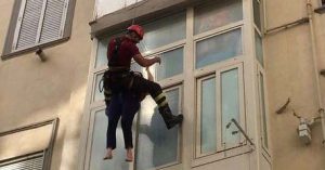 Una donna tenta il suicidio ma resta sospesa nel vuoto evitando la tragedia