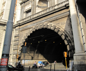 Auto in fiamme a Napoli, traffico paralizzato