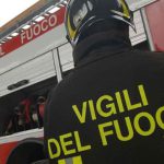 Una donna tenta il suicidio ma resta sospesa nel vuoto evitando la tragedia