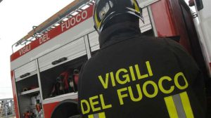 Una donna tenta il suicidio ma resta sospesa nel vuoto evitando la tragedia