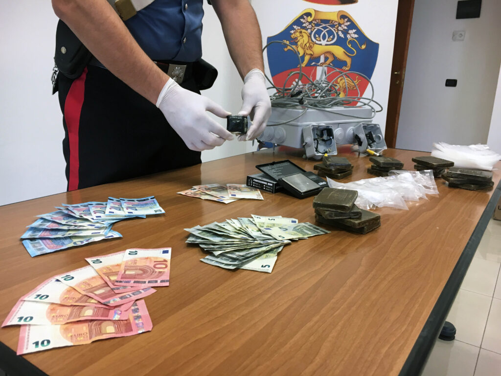 Pianura, sgominata casa - deposito di droga: operazione dei carabinieri