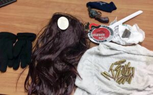 Miano, i carabinieri trovano parrucca e kalashnikov