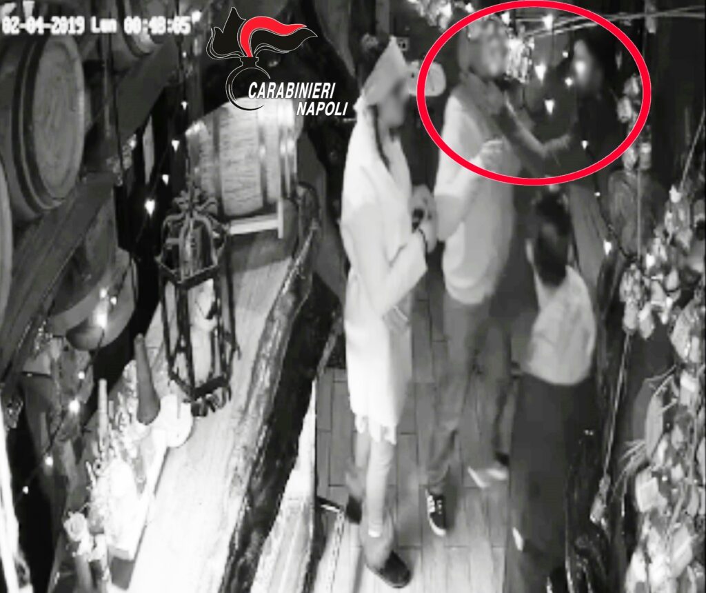 Napoli, prima molestia una ragazza e poi aggredisce i carabinieri: arrestato