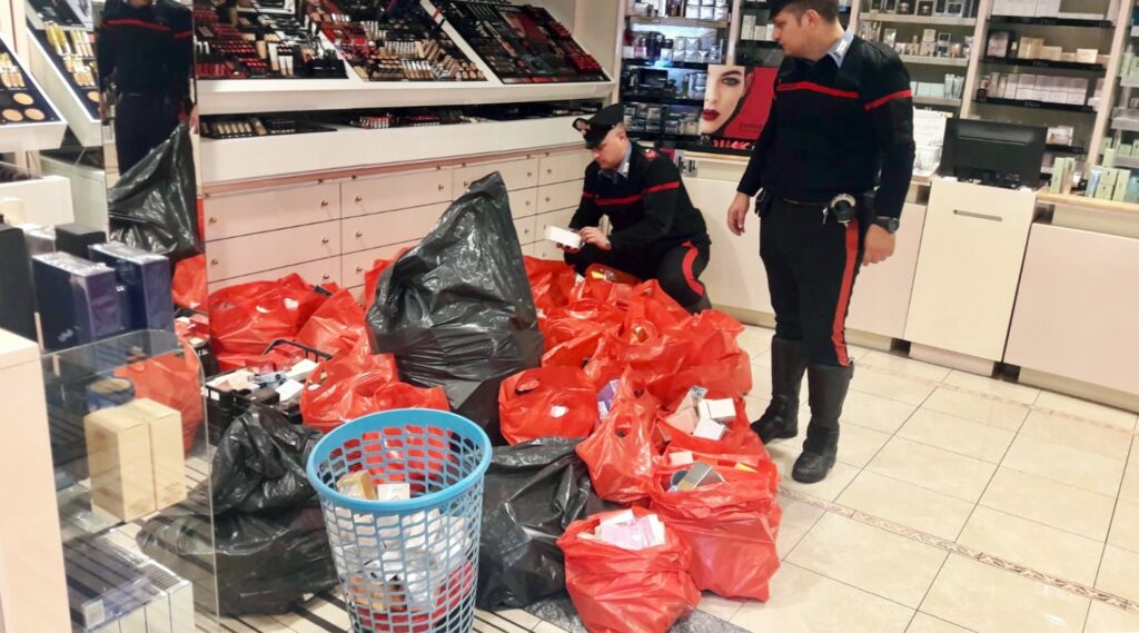 Vomero, mega furto di profumi: rubata merce per 40mila euro